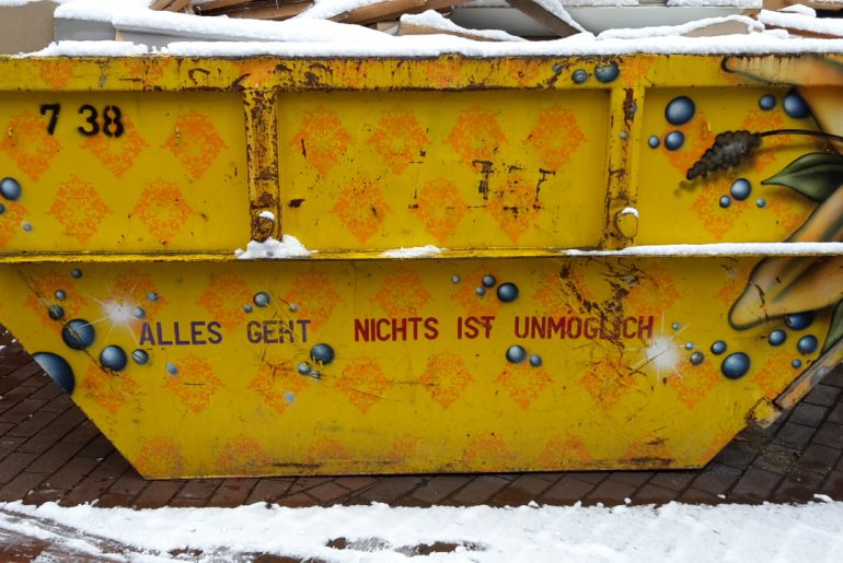 Müllcontainer mit der Aufschrift: Nichts ist unmöglich.